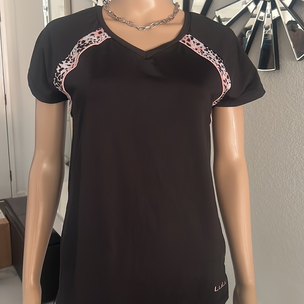 Lulu workout tee shirt with animal print detail - Picture 2 of 9